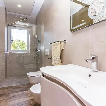 Mayestic For 20 Persons, Large Pool With Whirlpool, Sauna Medulin