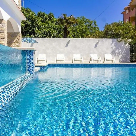 Hébergement de vacances Mayestic For 20 Persons, Large Pool With Whirlpool, Sauna