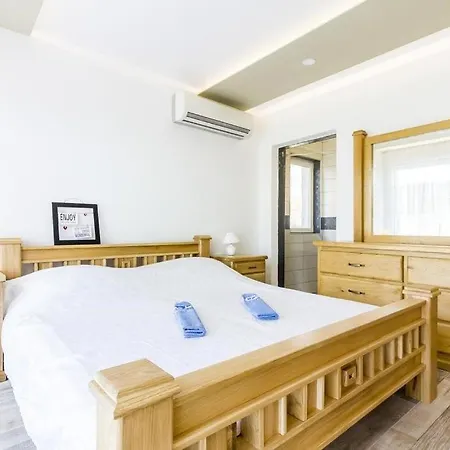 Hébergement de vacances Mayestic For 20 Persons, Large Pool With Whirlpool, Sauna Medulin