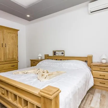 Hébergement de vacances Mayestic For 20 Persons, Large Pool With Whirlpool, Sauna *