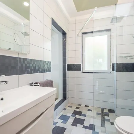 Mayestic For 20 Persons, Large Pool With Whirlpool, Sauna Hébergement de vacances Medulin